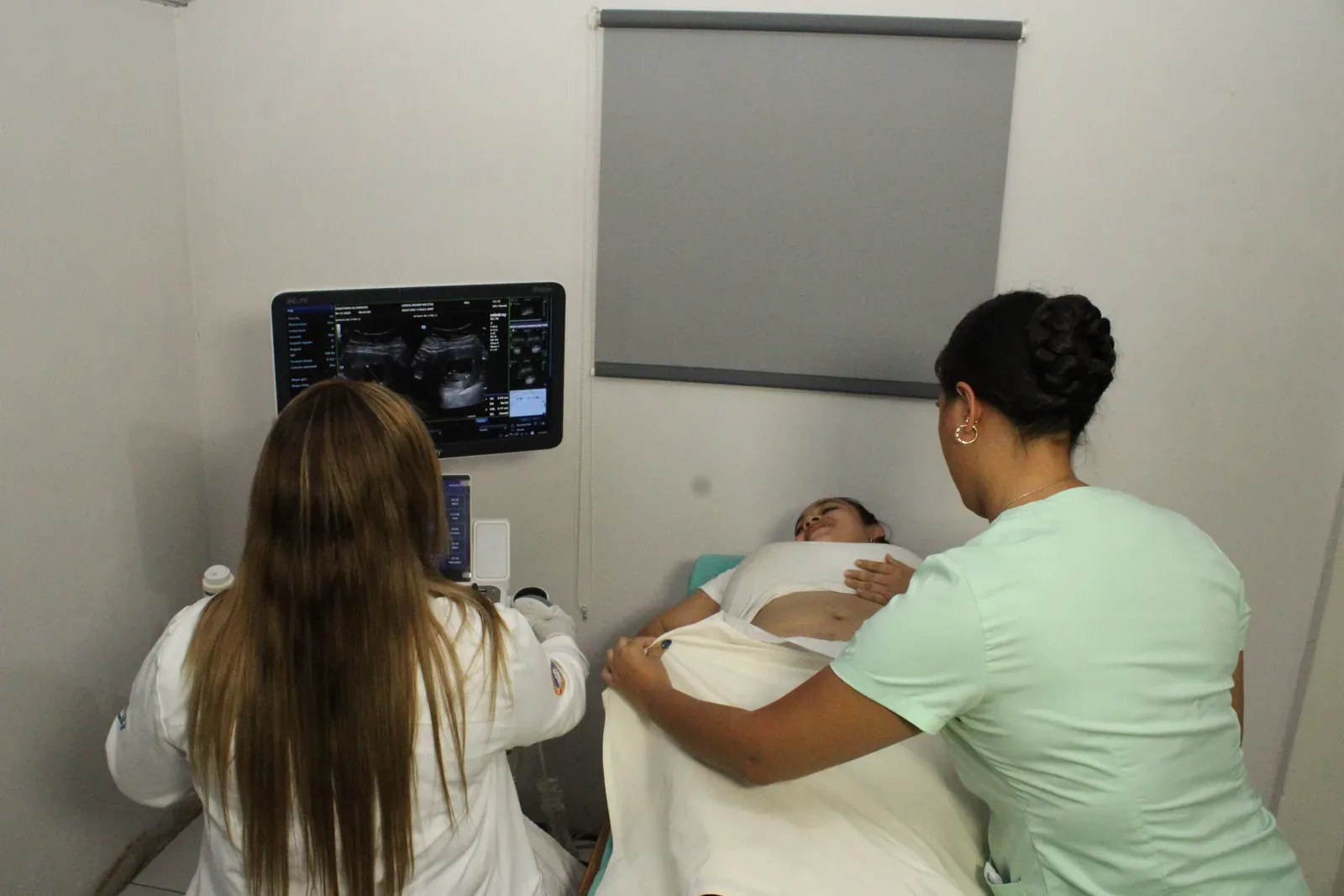 Atención durante un estudio de ultrasonido en el Sanatorio Alvarado