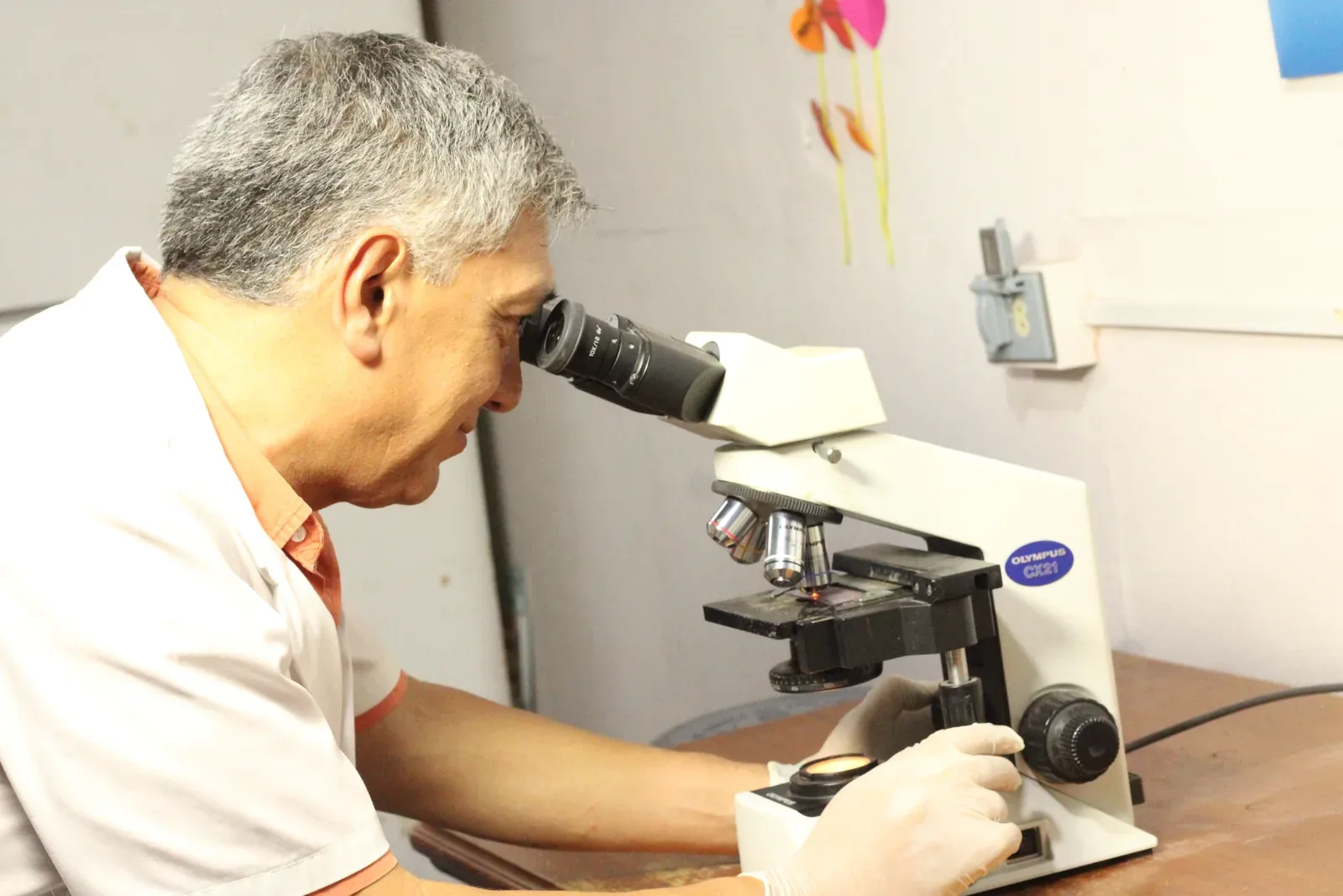 Personal del laboratorio del Sanatorio Alvarado trabajando con el microscopio
