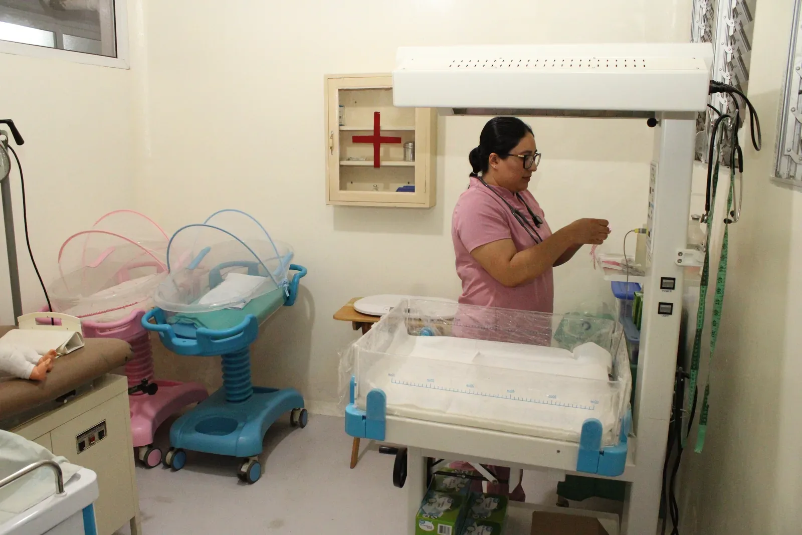 Pediatra en la sala de cunas del Sanatorio Alvarado