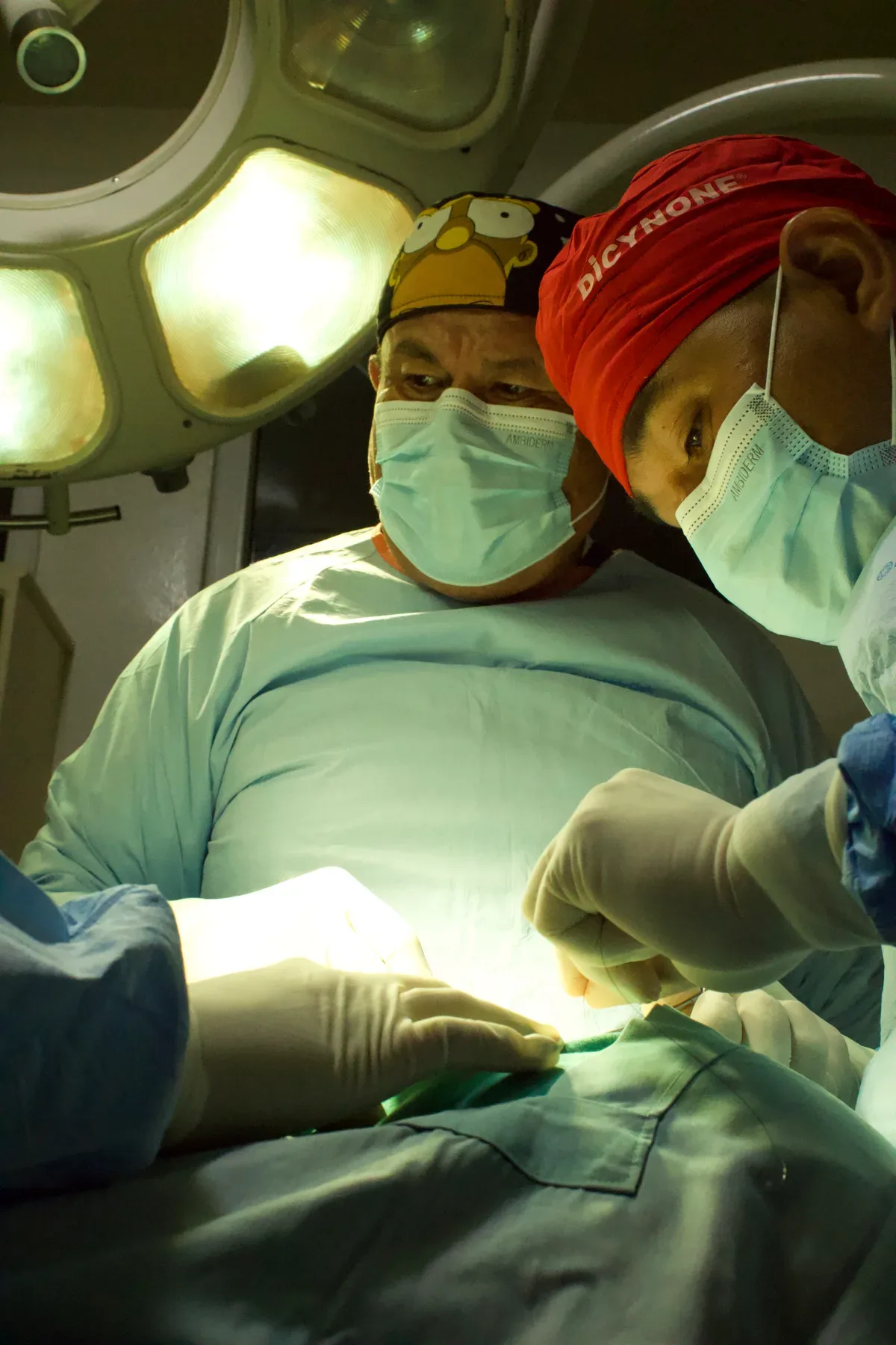 Personal médico durante un procedimiento en el quirófano del Sanatorio Alvarado